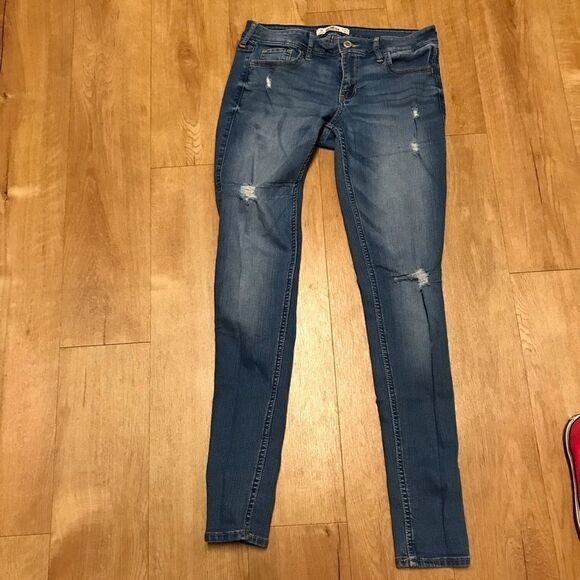 Hollister Jeans with Holes Distressed Straight Leg Size 5R - Picture 2 of 9